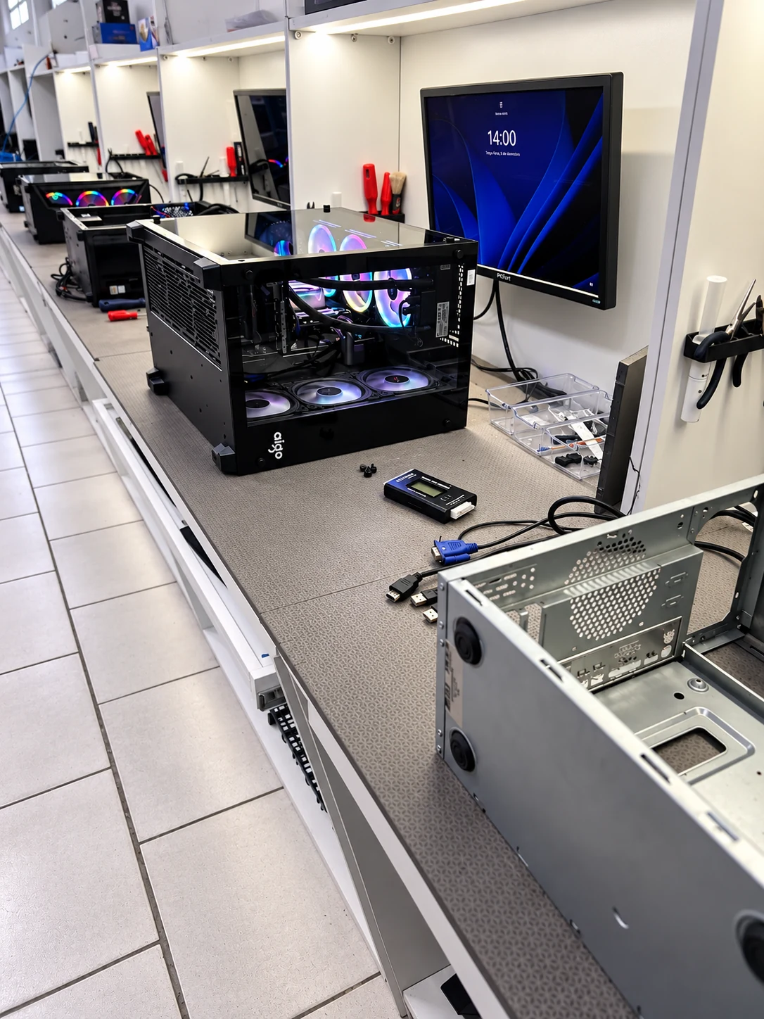 Bancadas técnicas da Sidnei Informática com computadores em manutenção
